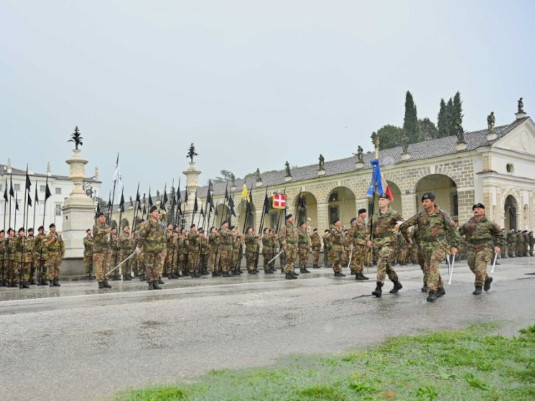 1.Lo_Stendardo_si_inserisce_nello_schieramento (Piccola)